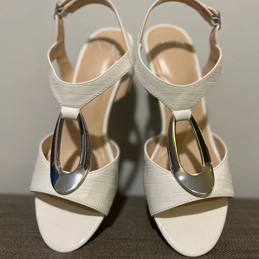Jones New York Elegant White Sandals with Silver Accent - Picture 1 of 14